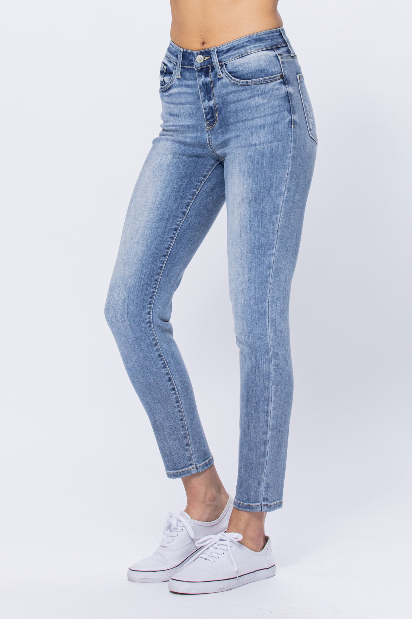 Judy Blue Hi-Rise Light Bleach Wash Relaxed Fit